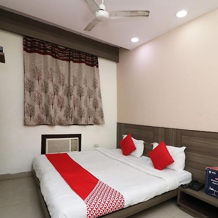 Oyo 18753 Hotel Glance Inn New Delhi Buitenkant foto
