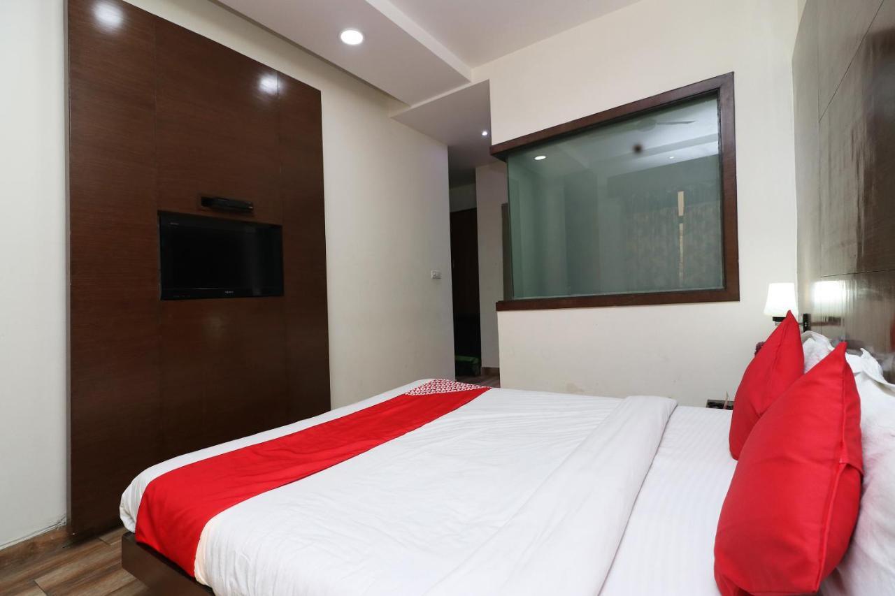 Oyo 18753 Hotel Glance Inn New Delhi Buitenkant foto
