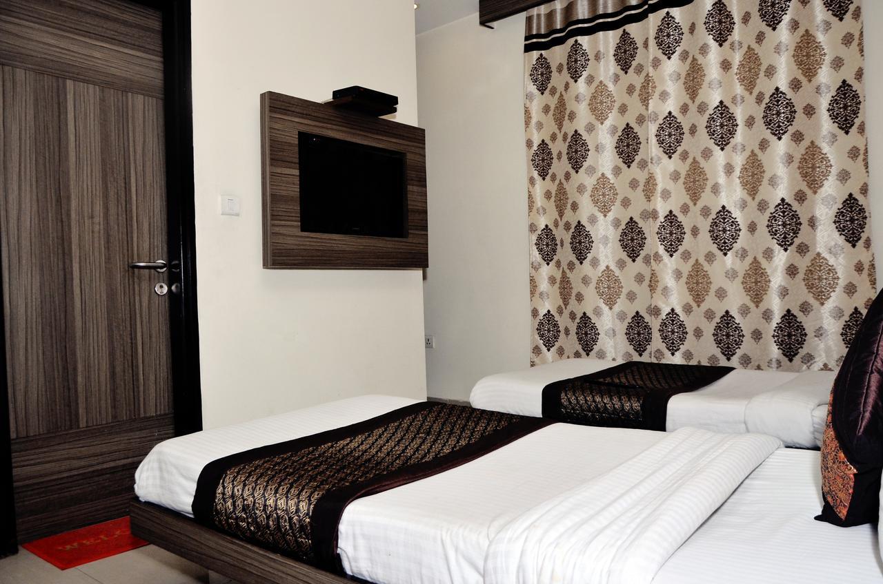 Oyo 18753 Hotel Glance Inn New Delhi Buitenkant foto