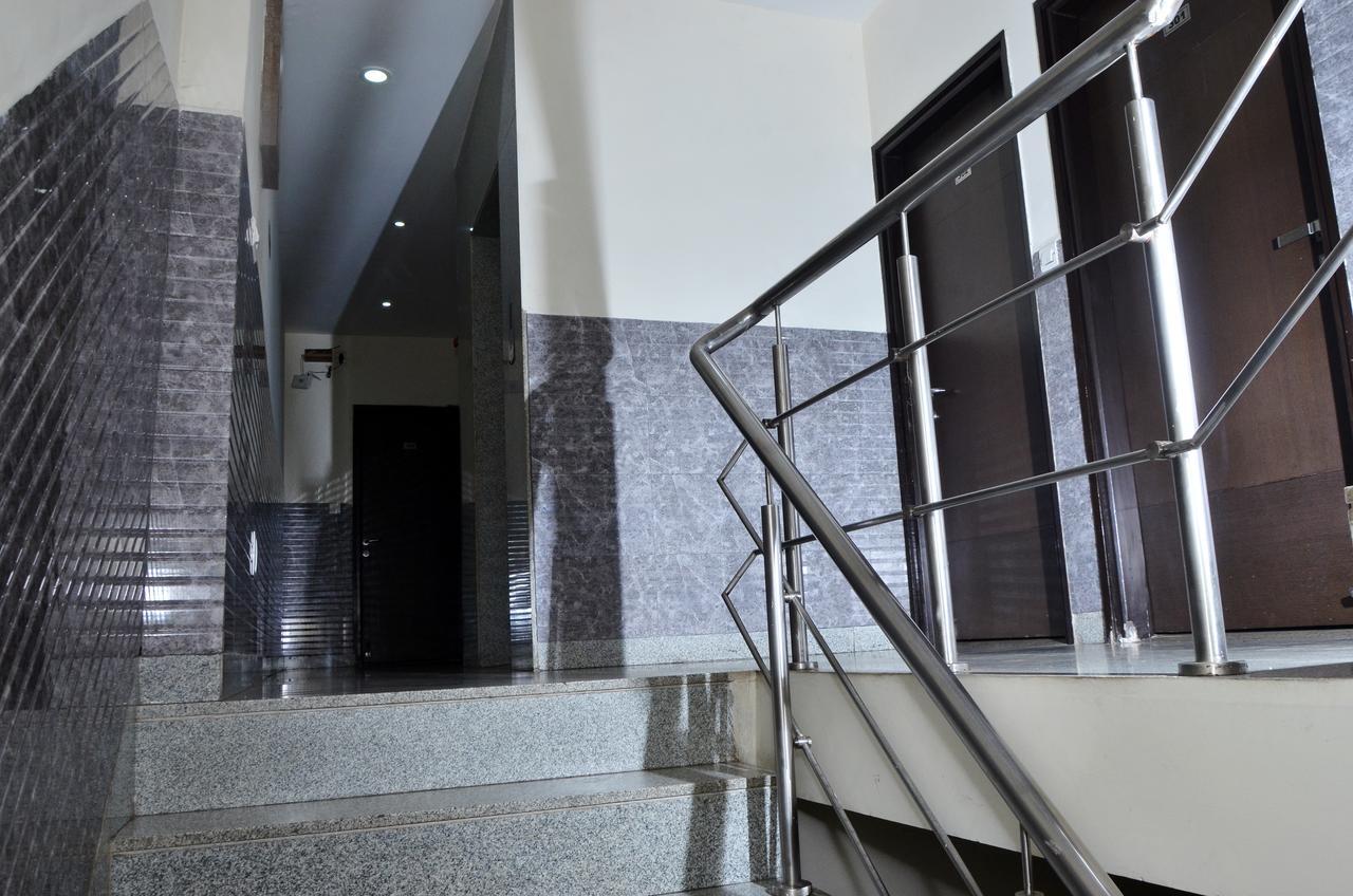 Oyo 18753 Hotel Glance Inn New Delhi Buitenkant foto