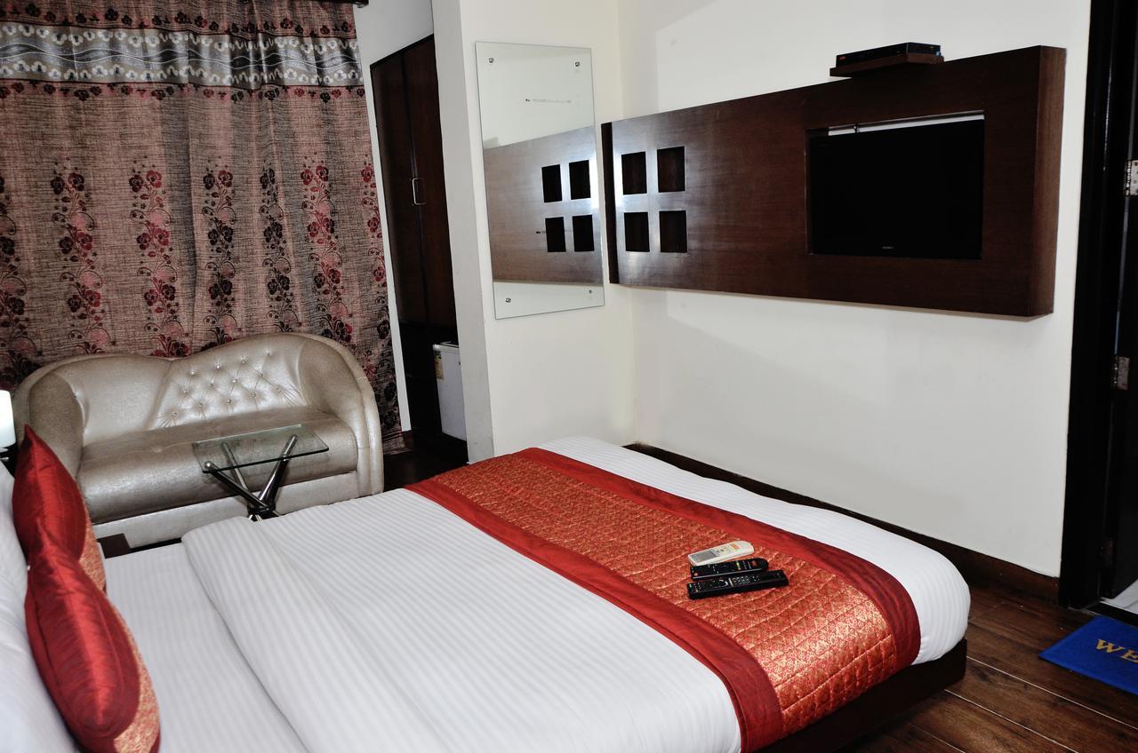 Oyo 18753 Hotel Glance Inn New Delhi Buitenkant foto