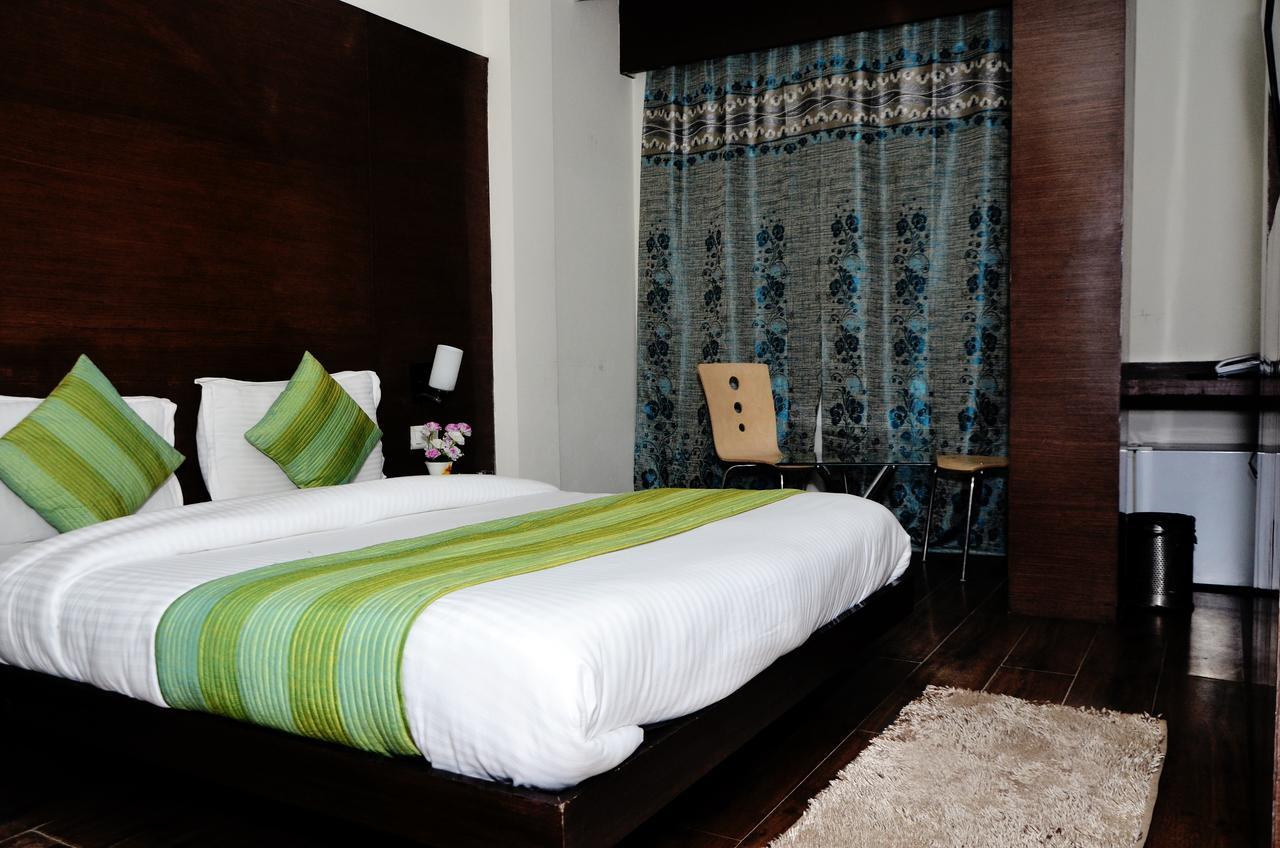 Oyo 18753 Hotel Glance Inn New Delhi Buitenkant foto
