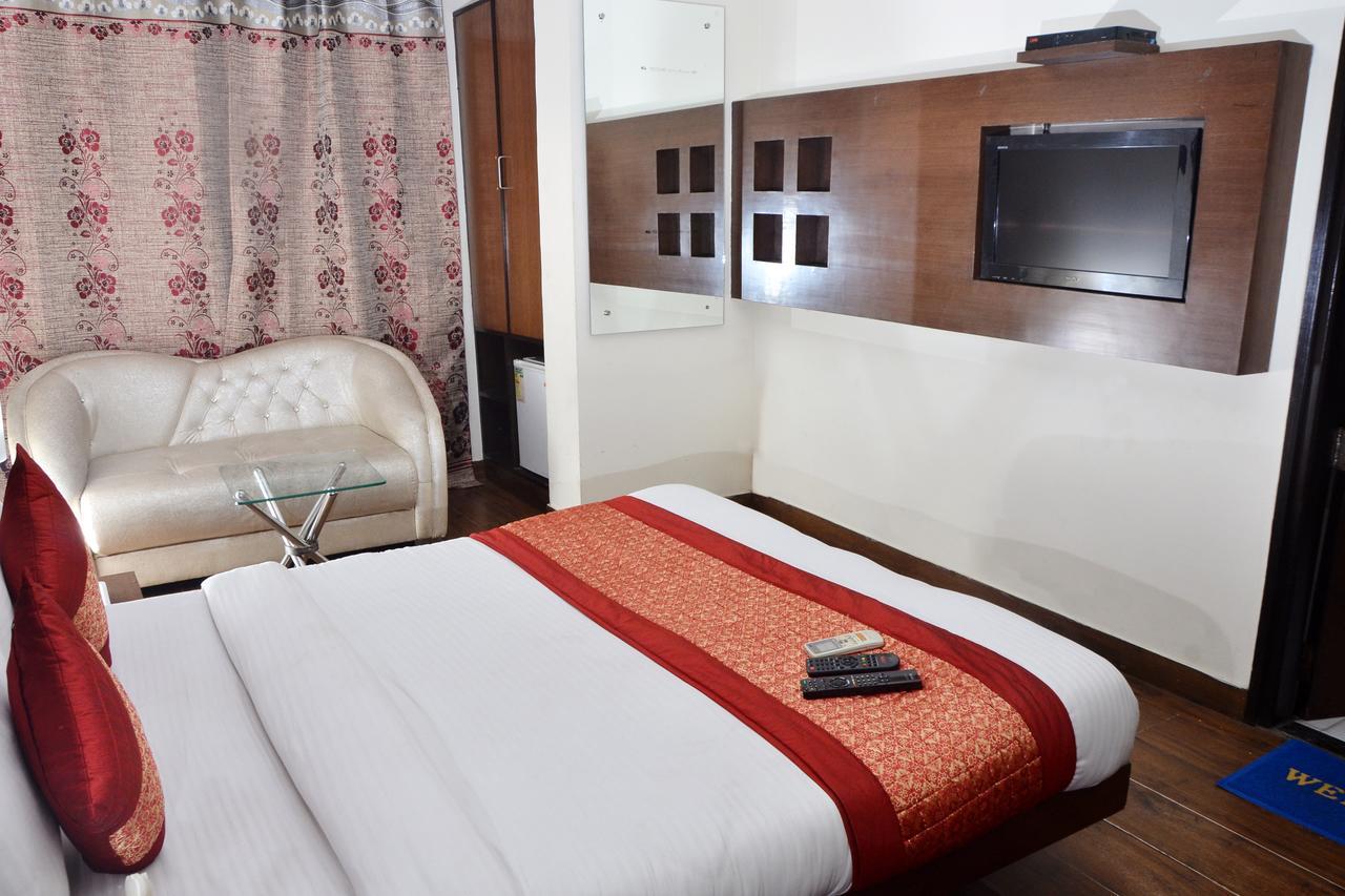 Oyo 18753 Hotel Glance Inn New Delhi Buitenkant foto