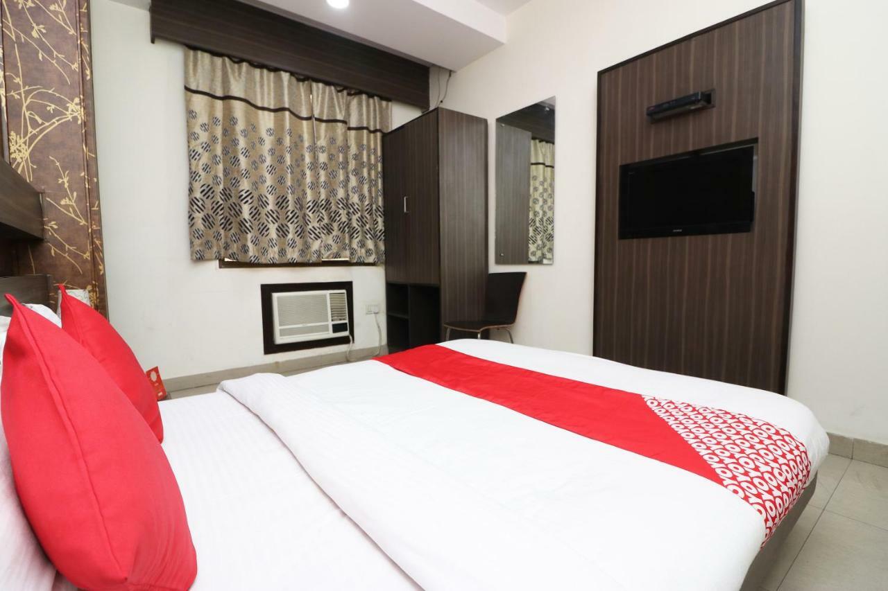 Oyo 18753 Hotel Glance Inn New Delhi Buitenkant foto